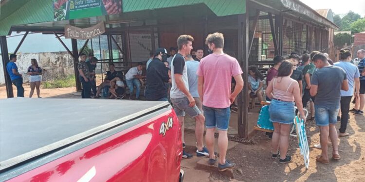 Andresito: Cantos y burlas a policías que irrumpieron en una fiesta clandestina y masiva