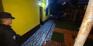 Incautaron un auto cargado con casi 3 mil atados de cigarrillos y detuvieron a dos hombres
