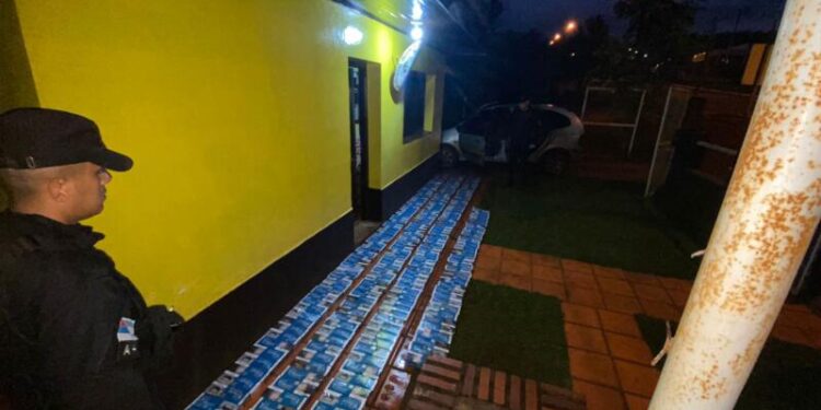 Incautaron un auto cargado con casi 3 mil atados de cigarrillos y detuvieron a dos hombres